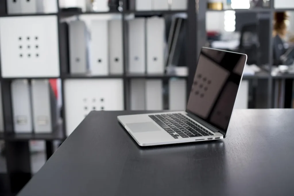 Bærbar computer på skrivebord